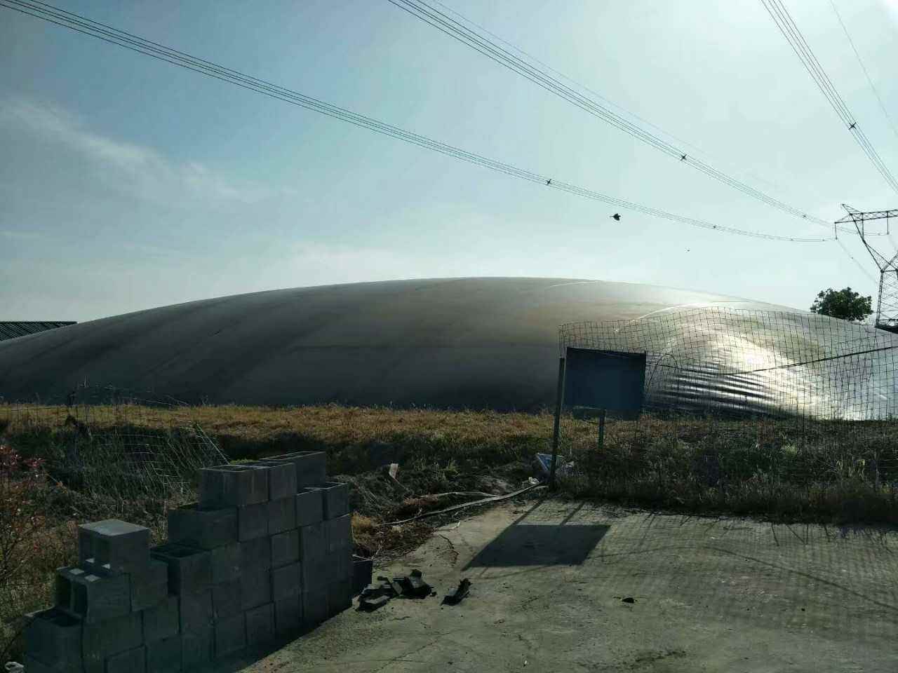 修筑完工的外圍堰鋪設(shè)土工膜表面一定要加寬嗎？