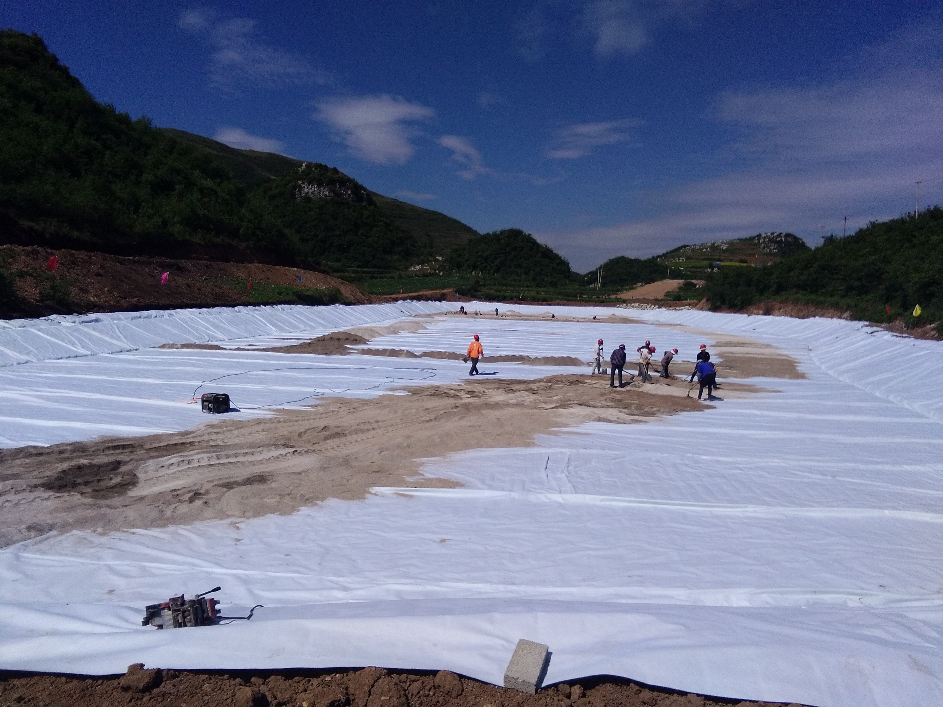 山谷型垃圾填埋場防滲土工膜規(guī)格應(yīng)如何設(shè)計？